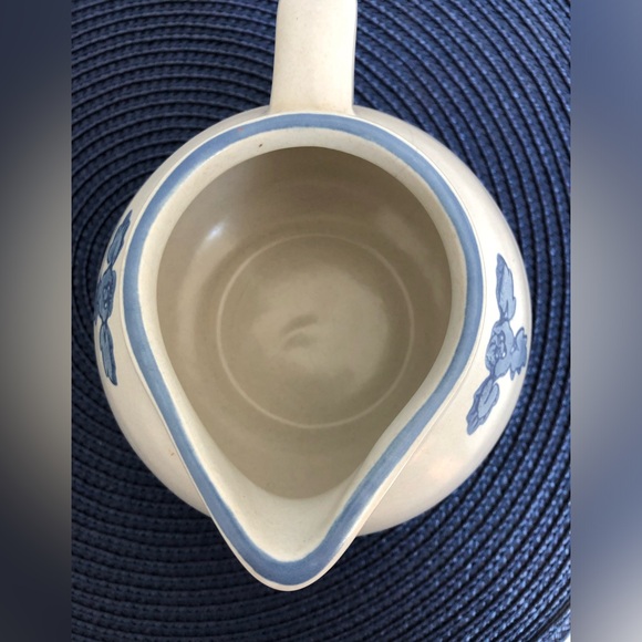 Vintage 1960’s Pfaltzgraff Yorktowne Stoneware Pitcher - Picture 5 of 7